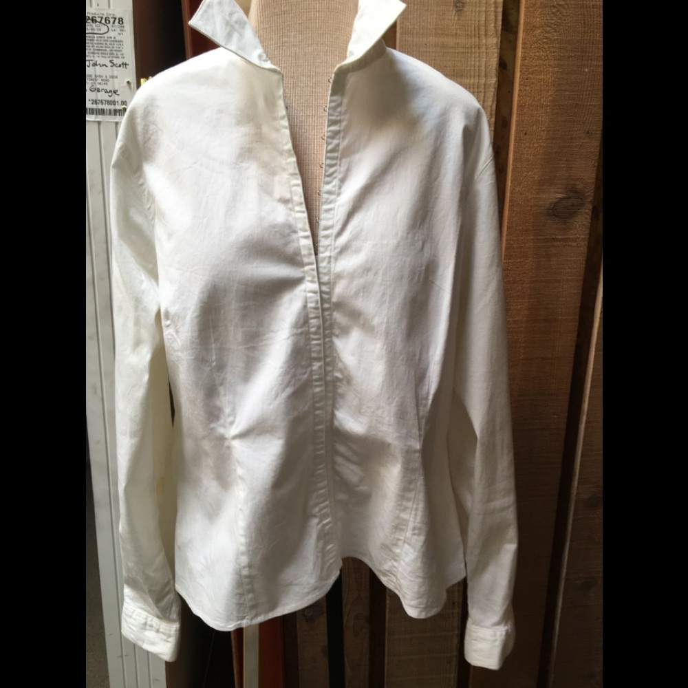 Great Ishyu  fitted white blouse!